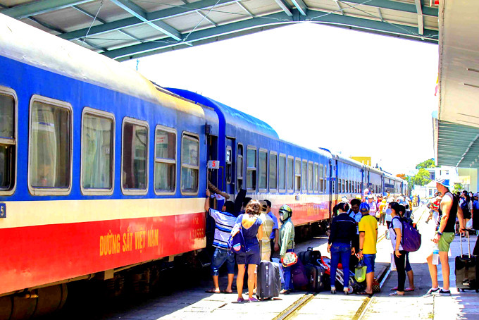 Khách đi tàu tại ga Nha Trang.