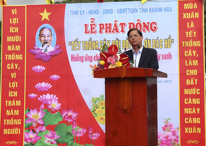 Ông Nguyễn Tấn Tuân phát động Tết trồng cây.
