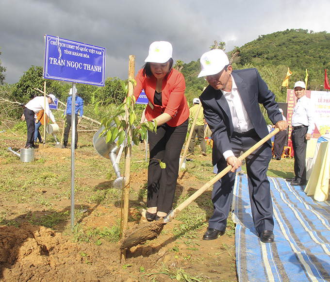 Ông Trần Ngọc Thanh trồng cây tại huyện Diên Khánh.