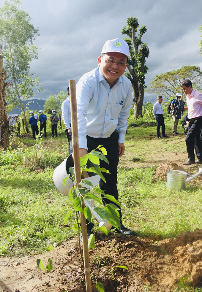 Ông Lê Hữu Hoàng – Phó Chủ tịch Thường trực UBND tỉnh trồng cây.