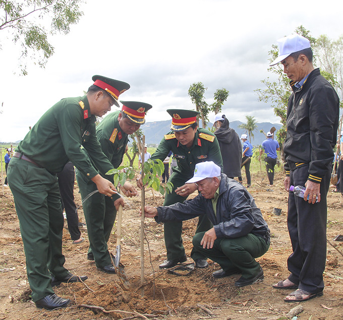 Lực lượng vũ trang huyện Diên Khánh tham gia trồng cây tại lễ phát động.