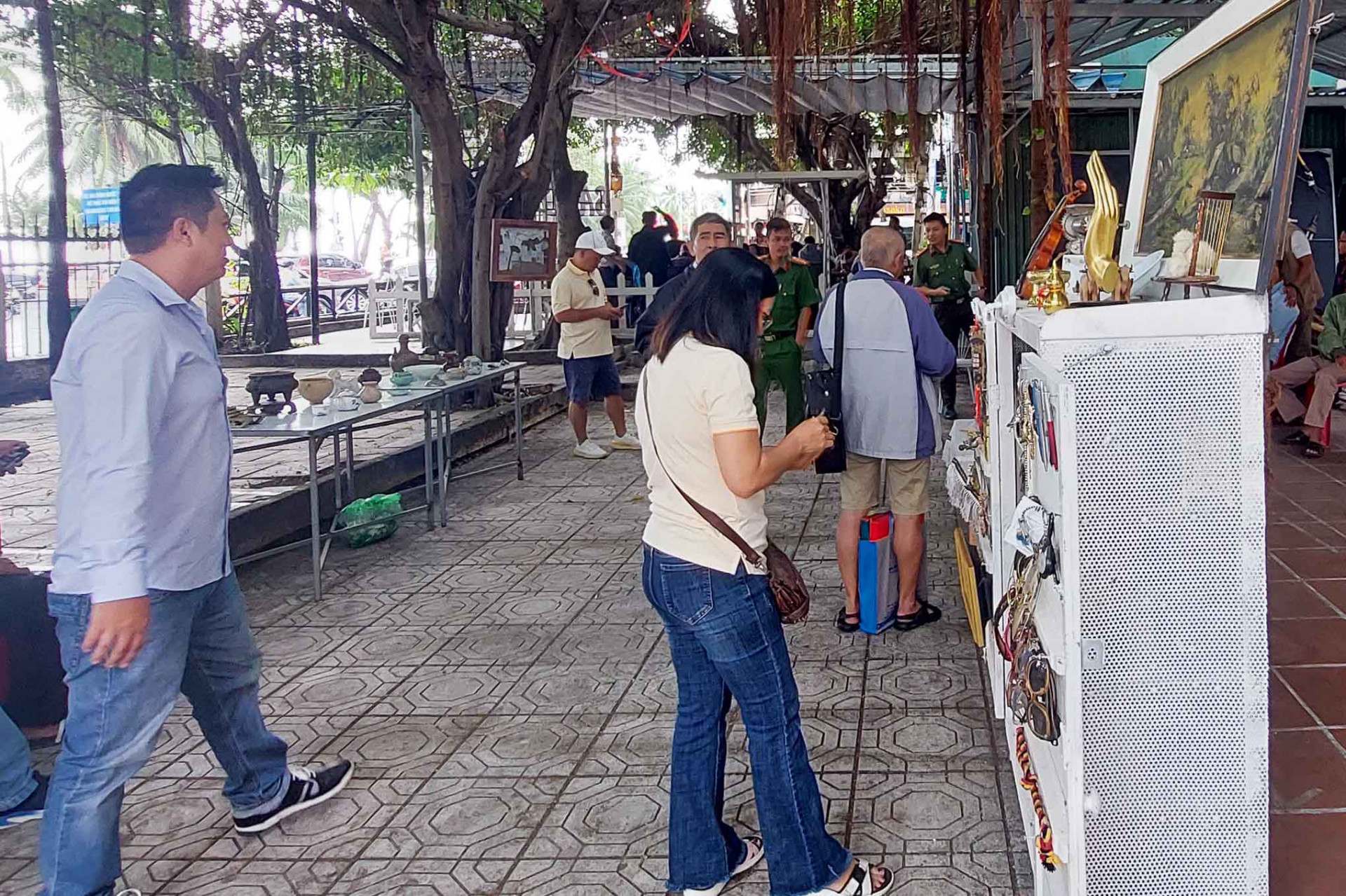 Visitors at Lunar New Year 2023 antique fair 