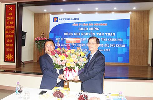 Ông Nguyễn Tấn Tuân tới dự lễ ra quân đầu xuân thi đua lao động, sản xuất và chúc tết tại Công ty xăng dầu Phú Khánh