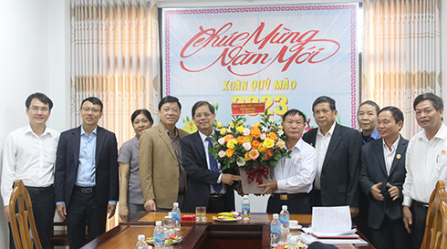 Chủ tịch UBND tỉnh Khánh Hòa tặng hoa, chúc Tết đầu năm tại Hội Cựu chiến binh tỉnh