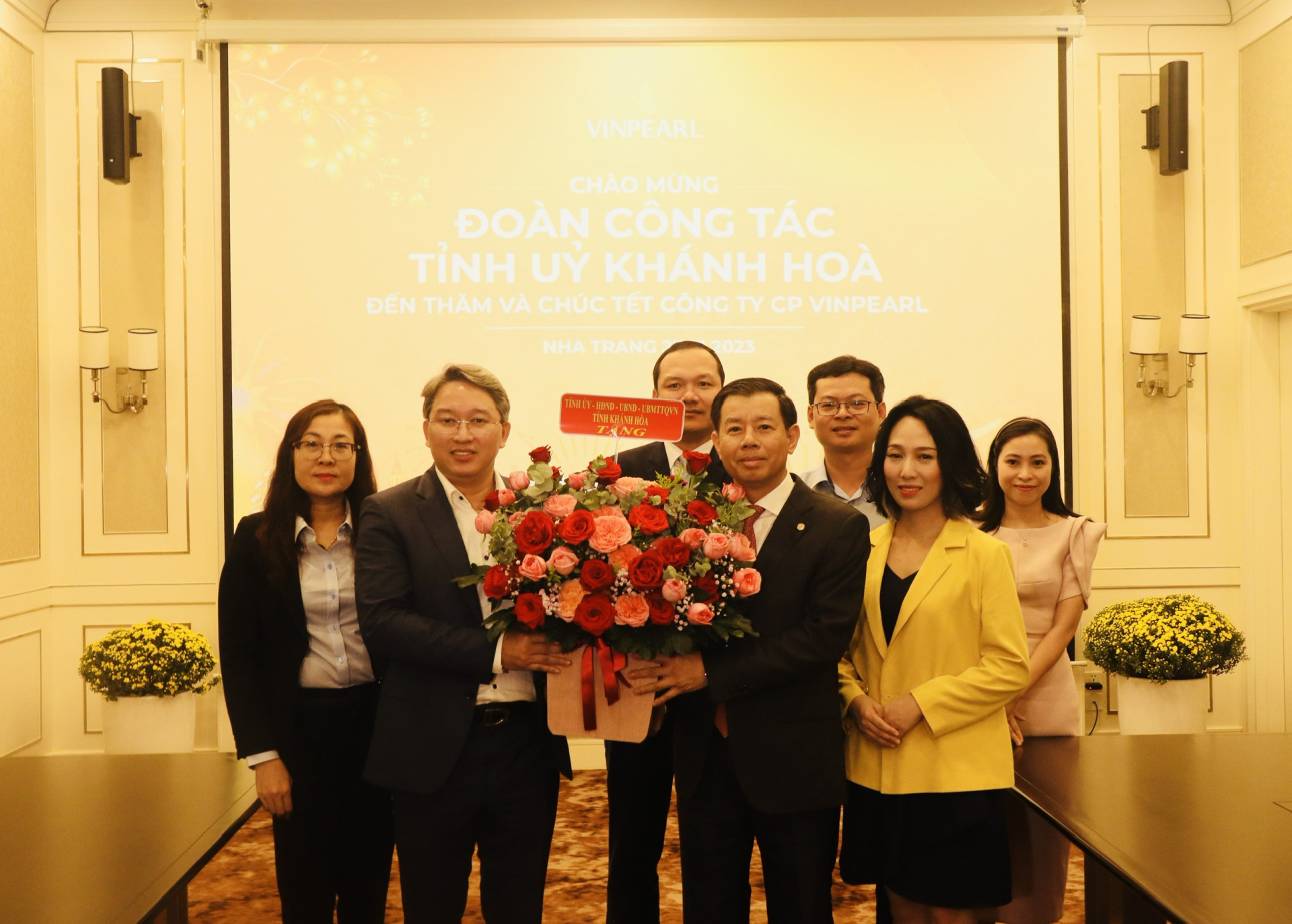 Bí thư Tỉnh ủy Nguyễn Hải Ninh tặng hoa cho lãnh đạo Tập đoàn Vingroup và Công ty Cổ phần Vinpearl nhân dịp năm mới Quý Mão