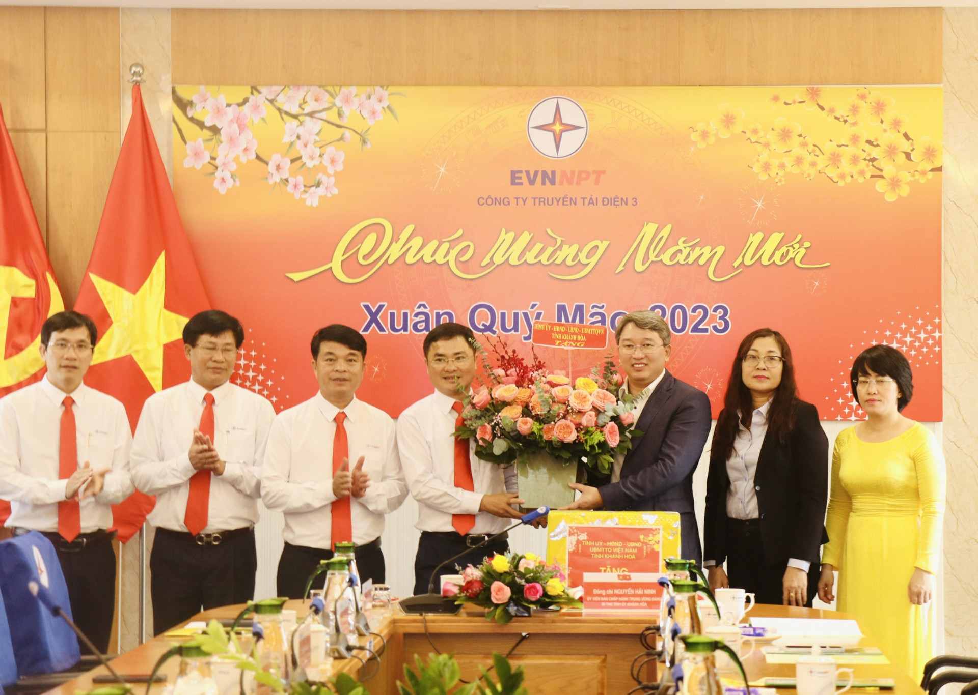 Bí thư Tỉnh ủy Nguyễn Hải Ninh tặng hoa, quà cho cán bộ, nhân viên Công ty Truyền tải Điện 3