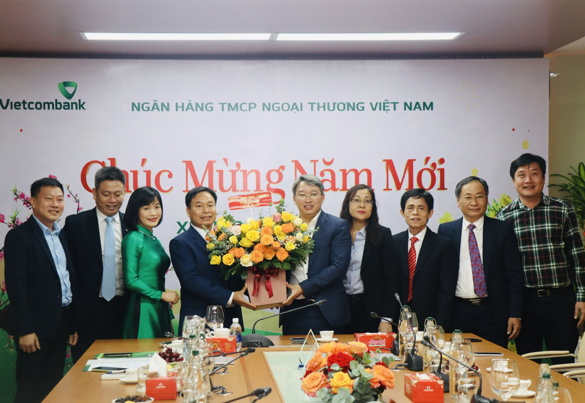 Bí thư Tỉnh ủy tặng hoa chúc mừng những thành tích nổi bật của Vietcombank chi nhánh Nha Trang 