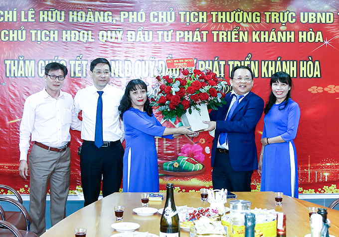 Ông Lê Hữu Hoàng tặng hoa chúc Tết Quỹ Đầu tư phát triển Khánh Hòa.