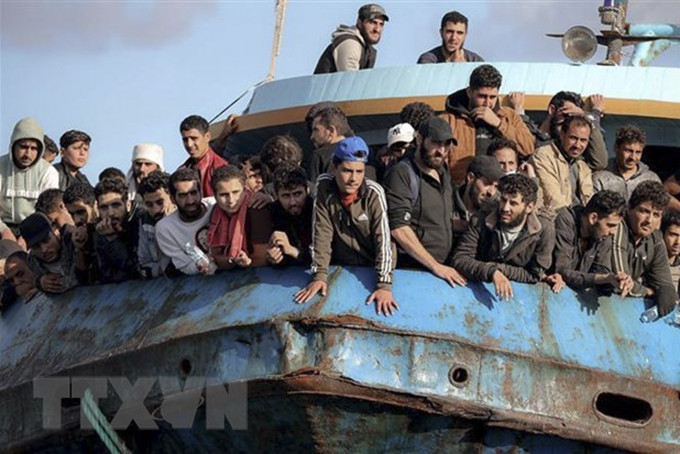 Người di cư được giải cứu ngoài khơi đảo Crete. (Ảnh: AFP/TTXVN)