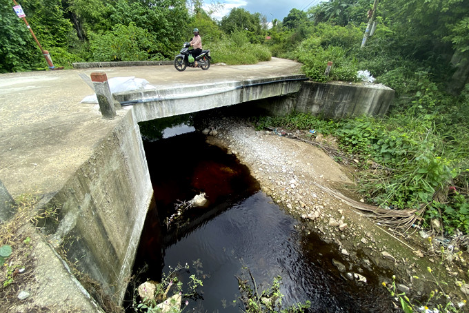 Nước rỉ rác từ bãi rác Rù Rì cũ chảy ra khu vực suối ở xã Vĩnh Lương.