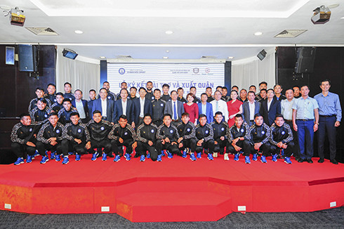 Lãnh đạo UBND tỉnh, sở, ngành, nhà tài trợ cùng ban huấn luyện, cầu thủ Khánh Hòa FC chụp ảnh lưu niệm trong buổi lễ xuất quân câu lạc bộ mùa giải mới.