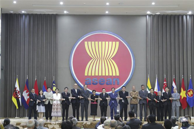Ngoại trưởng Indonesia - nước Chủ tịch ASEAN 2023 Retno Marsudi với Tân Tổng Thư ký ASEAN Kao Kim Hourn, Ban lãnh đạo Ban Thư ký ASEAN và các Trưởng đại diện phái đoàn các nước thành viên tại ASEAN. (Ảnh: Đào Trang/TTXVN)