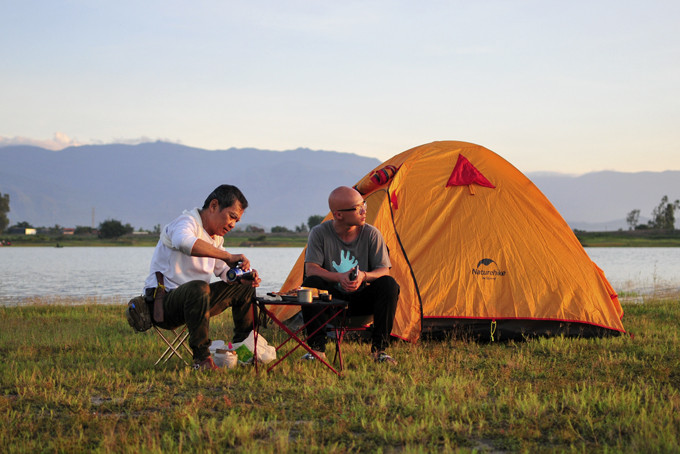 Nhóm cắm trại của anh Lương Hoàng Nam - bạn trẻ yêu thích cắm trại  tại khu vực hồ Suối Trầu (thị xã Ninh Hòa).