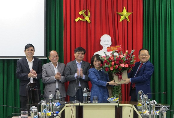 Ông Lê Hữu Hoàng tặng hoa cho lãnh đạo Trường Đại học Khánh Hòa. 