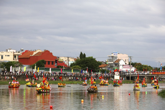 Flower boats drifting on Dinh River