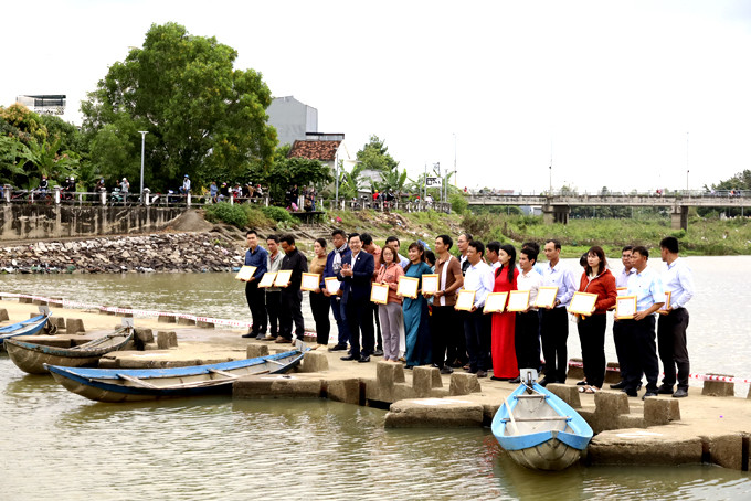 Leader of Ninh Hoa Town offering prizes A to teams with beautifully-decorated boats