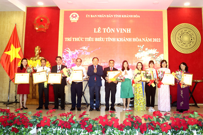 Ông Lê Hữu Hoàng trao bằng khen cho các trí thức tiêu biểu tỉnh năm 2022.
