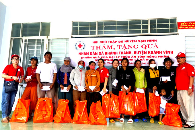 Hội Chữ thập đỏ huyện Vạn Ninh cùng Câu lạc bộ Nhân ái huyện tặng quà  cho các gia đình có hoàn cảnh khó khăn ở xã Khánh Thành (huyện Khánh Vĩnh).