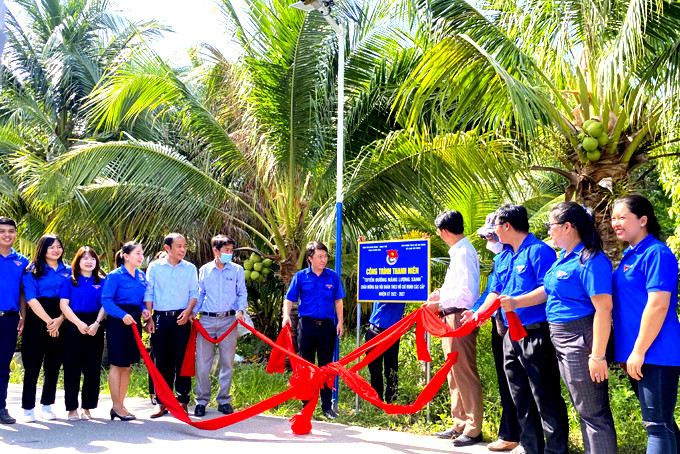 Đoàn Khối các cơ quan tỉnh thực hiện công trình thanh niên  “Tuyến đường thắp sáng bằng năng lượng xanh” tại huyện Cam Lâm.