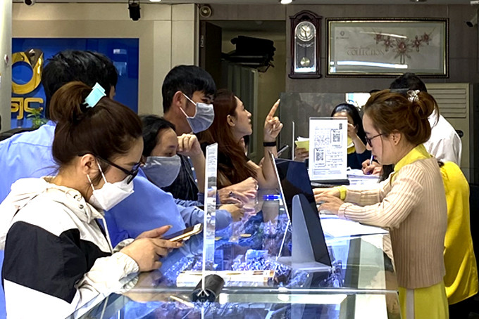 Ngay từ những ngày đầu năm, rất đông người dân đã đi mua vàng tại Cửa hàng SJC Nha Trang.