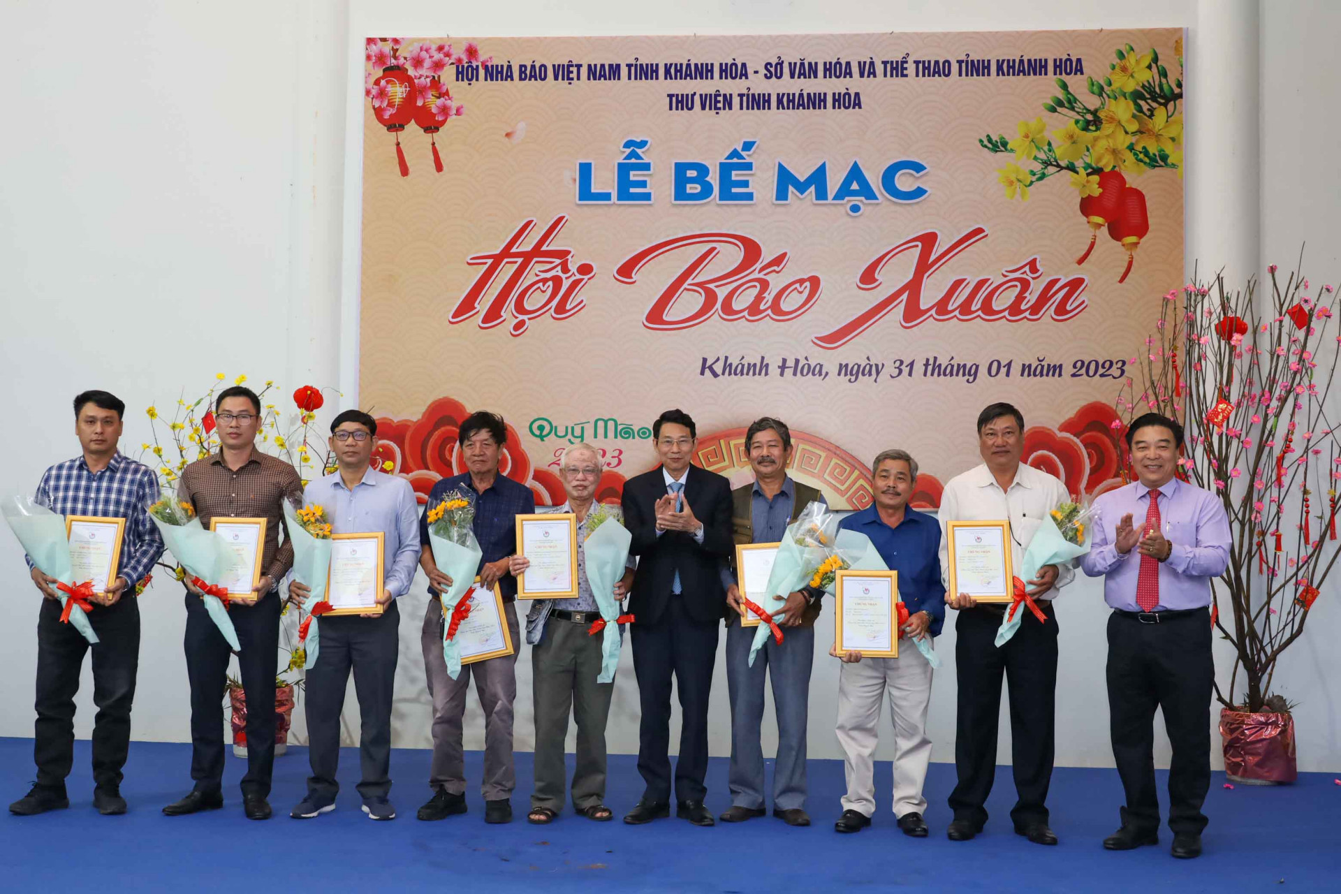 Ông Đinh Văn Thiệu và lãnh đạo Hội Nhà báo tỉnh Khánh Hòa trao giải cho các tác giả có tác phẩm xuất sắc. 