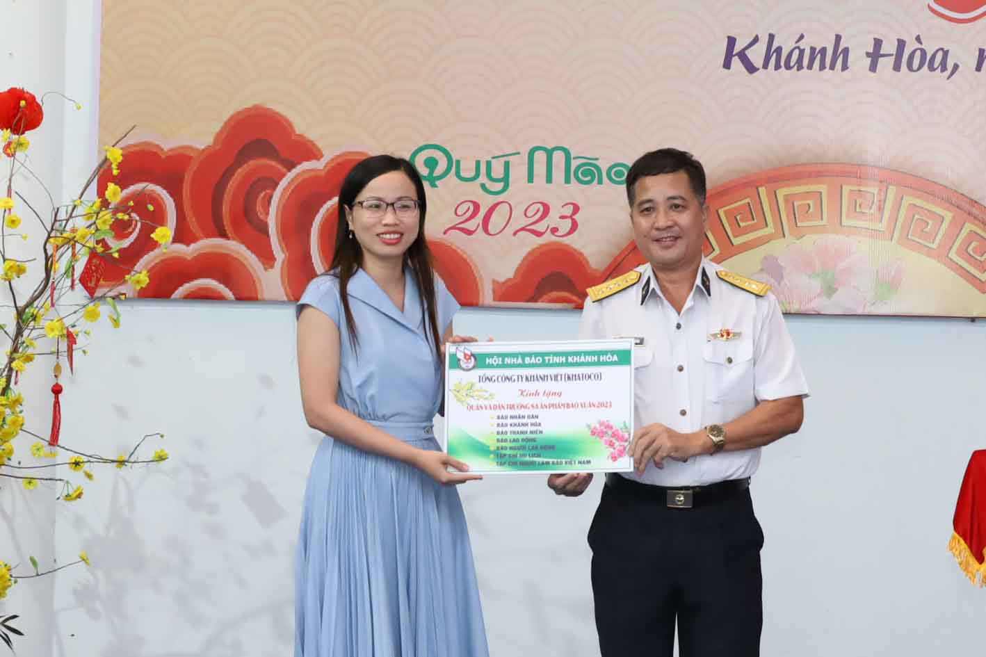 Đại diện Tổng công ty Khánh Việt (Khatoco) trao tặng tượng trưng ấn phẩm báo Xuân cho đại diện quân dân huyện Trường Sa. 