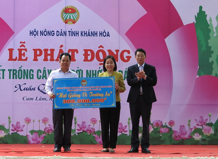 Đinh Văn Thiệu và lãnh đạo Hội Nông dân tỉnh trao bảng tượng trưng công trình chào mừng đại hội cho huyện Trường Sa.