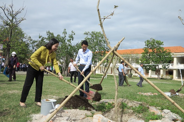 Ông Đinh Văn Thiệu và lãnh đạo Hội Nông dân tham gia trồng cây. 