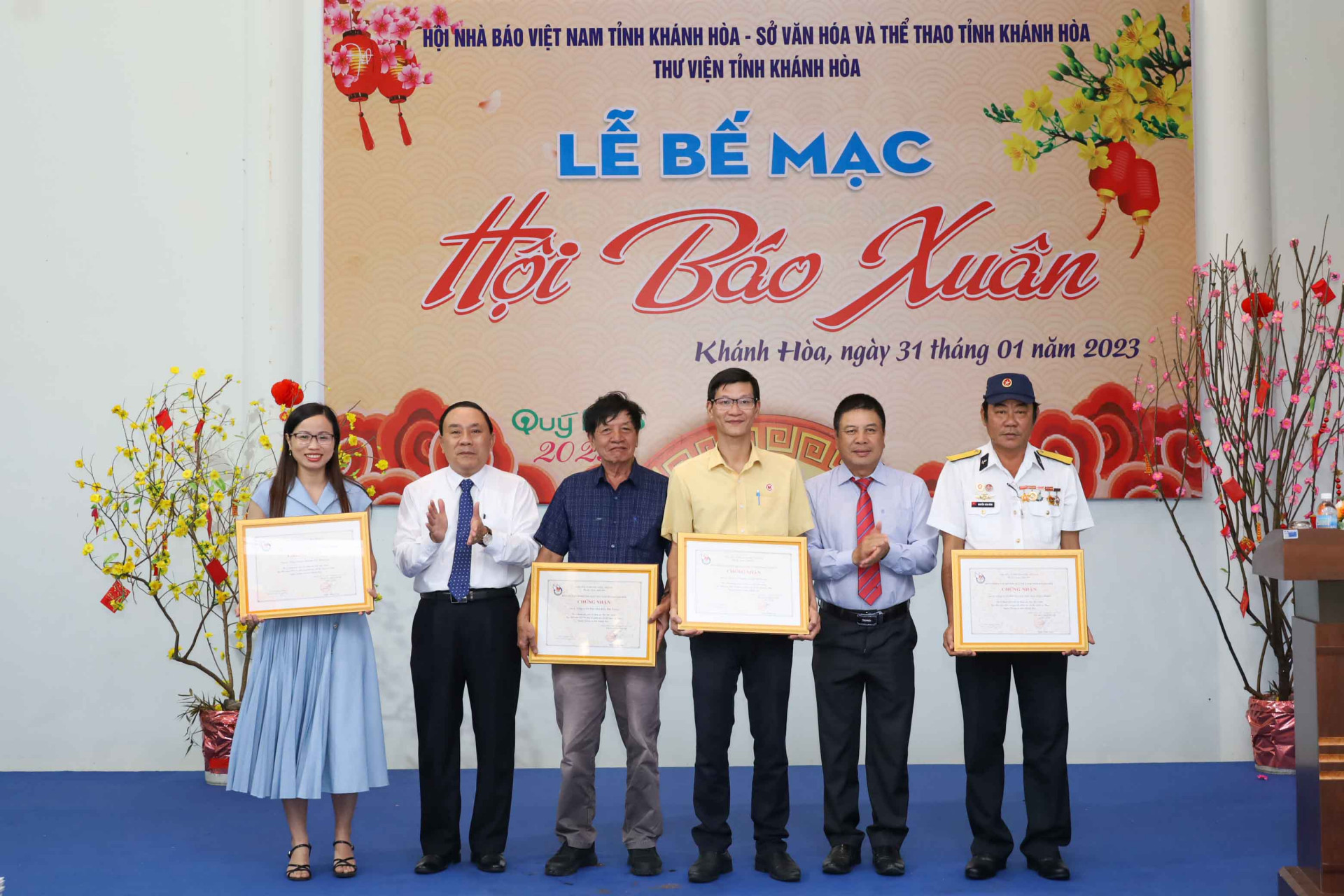 Leader of Khanh Hoa Provincial Journalists’ Association giving certificates to the businesses joining Spring Newspaper Festival 2023