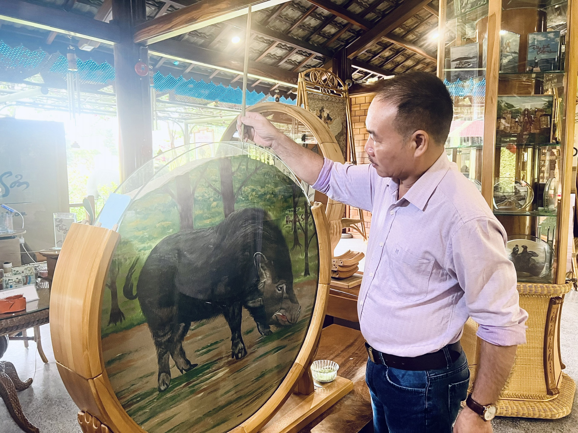 Nguyen Hai Van is completing final stages of pig painting