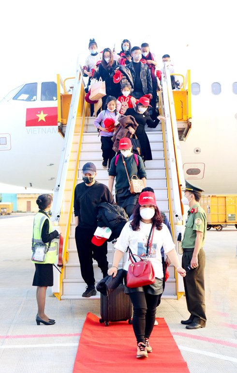 Khách du lịch Trung Quốc đến Khánh Hòa ngày mùng 2 Tết Quý Mão.