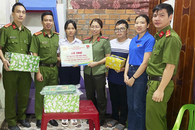Đoàn cơ sở Phòng Cảnh sát Phòng cháy, chữa cháy và Cứu nạn, cứu hộ phối hợp tổ chức thăm hỏi,  tặng quà động viên em Nguyễn Thụy Diệu Thiện.