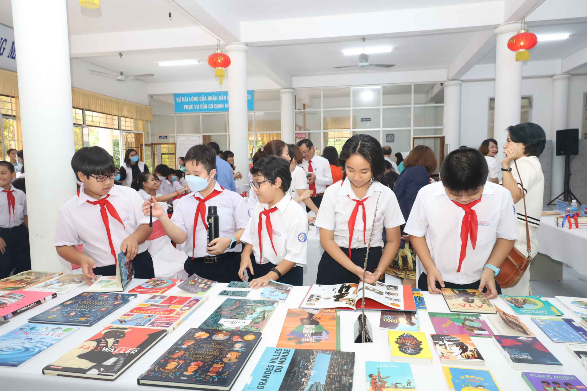 Các em học sinh tìm đọc sách ở Thư viện tỉnh Khánh Hòa. Ảnh minh họa.    
