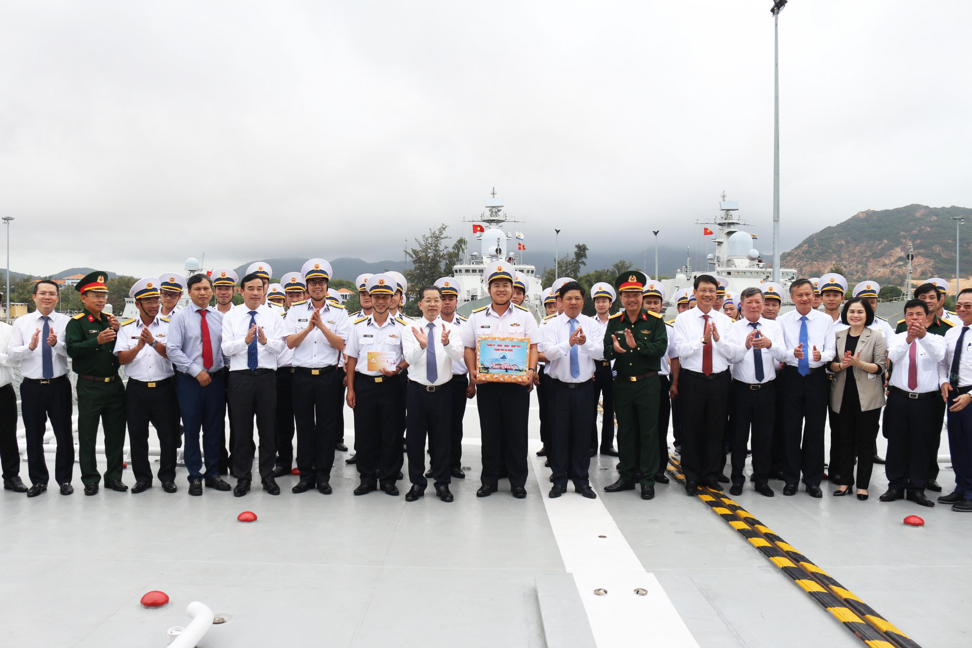 Đoàn công tác của TP. Đà Nẵng thăm, tặng quà cán bộ, chiến sĩ tàu 015 - Trần Hưng Đạo (Lữ đoàn 162)