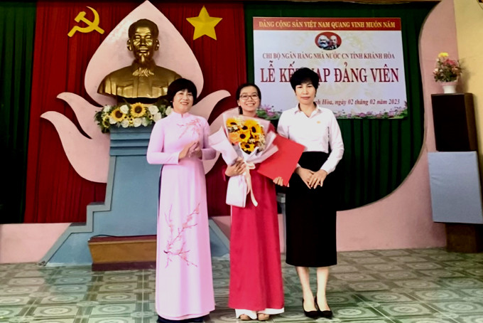 Đồng chí Phạm Thị Khánh Hương và bà Huỳnh Thị Kim Oanh  trao quyết định cho đảng viên mới.