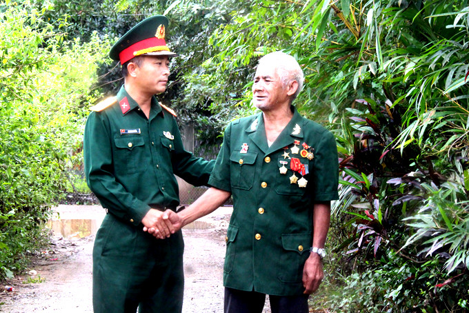 Anh hùng Bo Bo Tới trò chuyện cùng thế hệ sau của lực lượng vũ trang huyện Khánh Sơn.