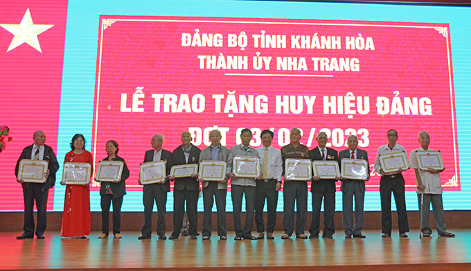 Ông Hồ Văn Mừng trao Huy hiệu 60 năm tuổi Đảng cho các đảng viên.