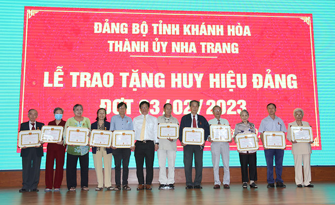 Ông Hồ Văn Mừng trao Huy hiệu 55 năm tuổi Đảng cho các đảng viên.