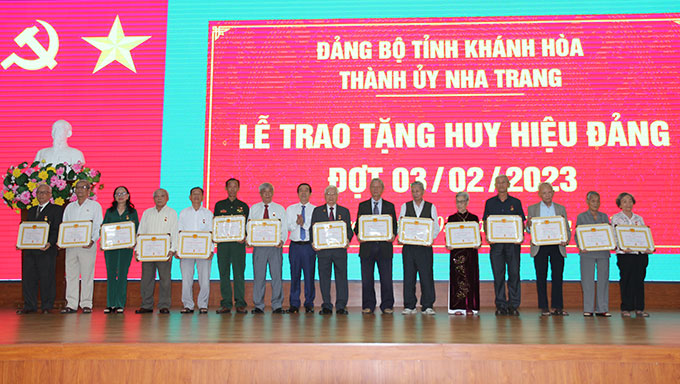 Ông Nguyễn Thế Sinh trao Huy hiệu 50 năm tuổi Đảng cho các đảng viên.