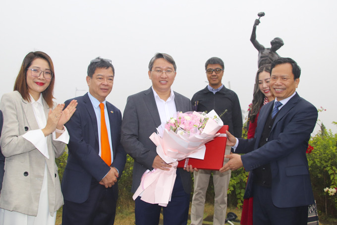 Lãnh đạo Trường Đại học FPT tặng hoa cho Bí thư Tỉnh ủy Khánh Hòa Nguyễn Hải Ninh.
