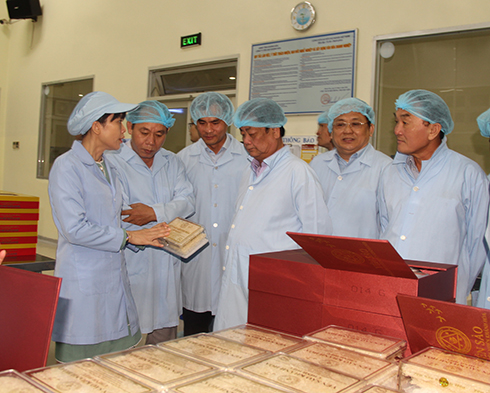 Bộ trưởng Lê Minh Hoan cùng đoàn công tác nghe giới thiệu sản phẩm Yến sào Khánh Hòa