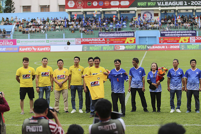 Hội cổ động viên hai đội Khánh Hòa FC và Đông Á Thanh Hóa giao lưu.