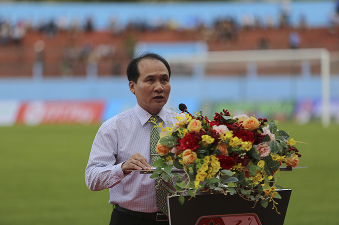 Ông Nguyễn Tuấn Thanh-Phó Giám đốc Sở Văn hóa Thể thao phát biểu trong trận mở màn V.League 1 trên sân Nha Trang.