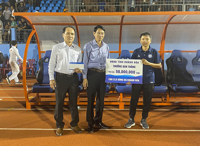 Ông Đinh Văn Thiệu, Phó Chủ tịch UBND tỉnh tặng thưởng 50 triệu đồng cho bàn thắng đội Khánh Hòa FC ghi được vào lưới đội khách Đông Á Thanh Hóa.