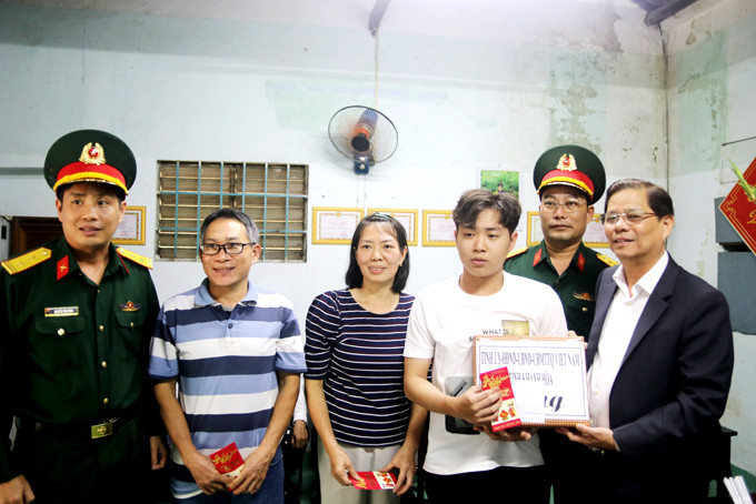 Đồng chí  Nguyễn Tấn Tuân - Phó Bí thư  Tỉnh ủy, Chủ tịch UBND tỉnh tặng quà cho thanh niên chuẩn bị nhập ngũ.
