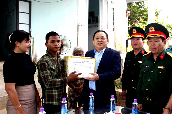  Đồng chí Lê Hữu Hoàng - Phó Chủ tịch Thường trực UBND tỉnh  tặng quà, động viên thanh niên trước ngày lên đường nhập ngũ.