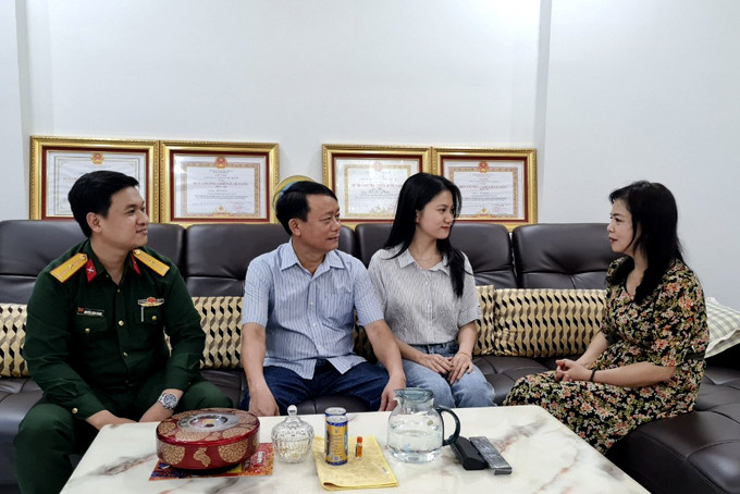 Chị Hồ Thị Ngọc Mai nghe cha mẹ căn dặn  trước ngày lên đường nhập ngũ.
