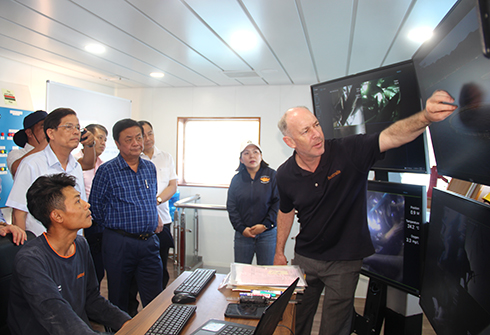 Đoàn công tác nghe giới thiệu hệ thống cho ăn tự động tại vùng nuôi cá chẽm thương phẩm trên vịnh Vân Phong của Công ty TNHH Thủy sản Australis Việt Nam