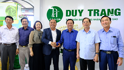 Đoàn công tác chụp hình lưu niệm với lãnh đạo Công ty Cổ phần Rong biển D & T Khánh Hòa