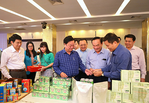 Bộ trưởng Lê Minh Hoan (thứ 4 từ trái sang) tham quan một số sản phẩm nông nghiệp của tỉnh Khánh Hòa trưng bày tại hội nghị